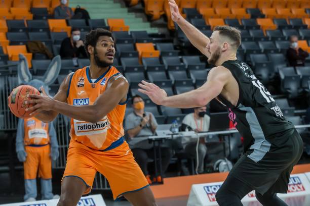 球员之间建 球员之间建